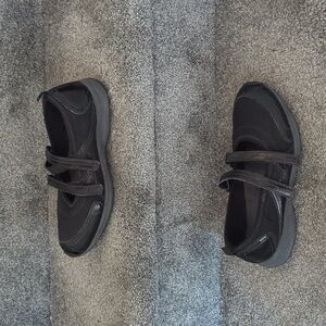 Easy spirit Velcro strap shoes